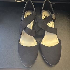 Ann Klein Black Women's Pointed Toe Weddges with Cross-Strap, Size 7.5